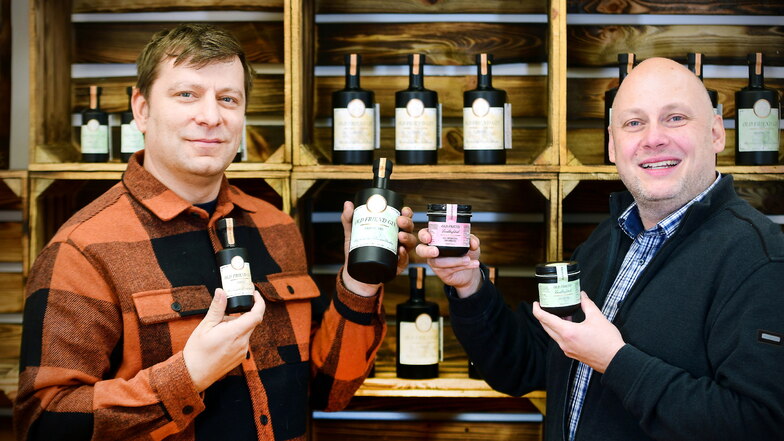 Andreas Geißler (links) vom Gin-Room und Citymanager Stephan Eichner zeigen das Angebot bis Jahresende im Geschäft am Markt 11 in Zittau.