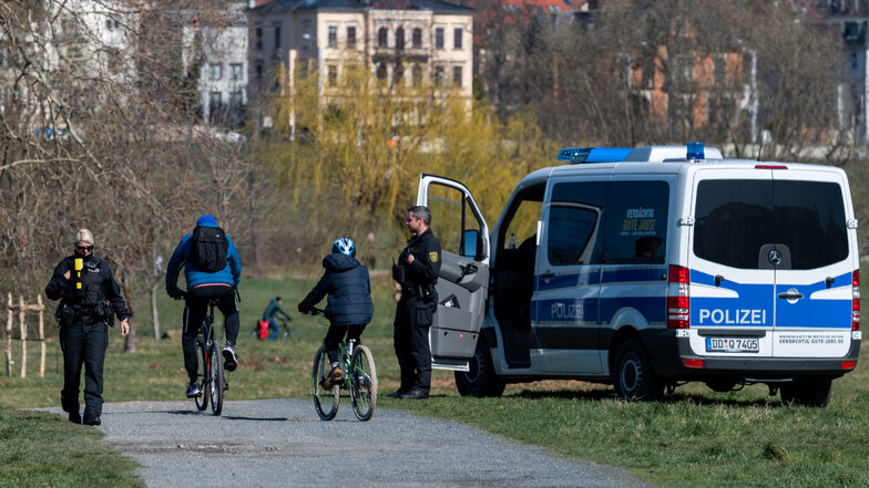 Diese Bild entstand am Elberadweg in Dresden. Genau wie hier werden Spaziergänger auch in Leipzig kontrolliert - am Mittwoch ging die Polizei dabei aber zu streng vor.