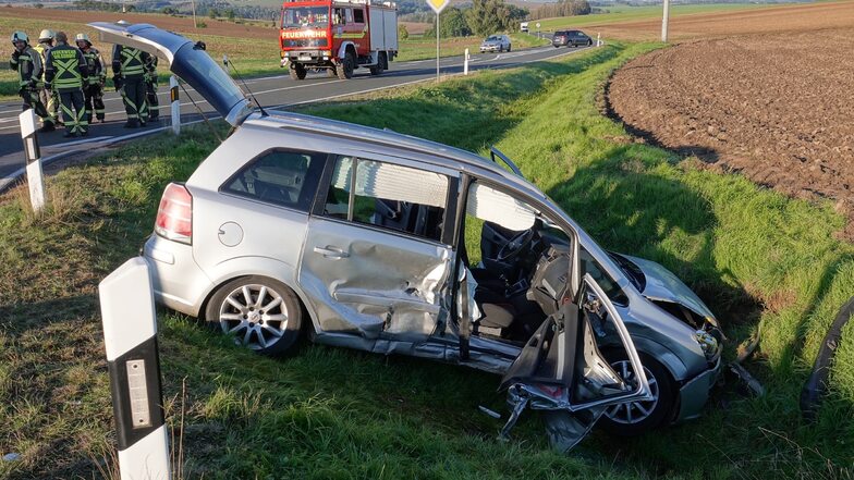 Opel schleudert bei Unfall in Wilsdruff in Straßengraben