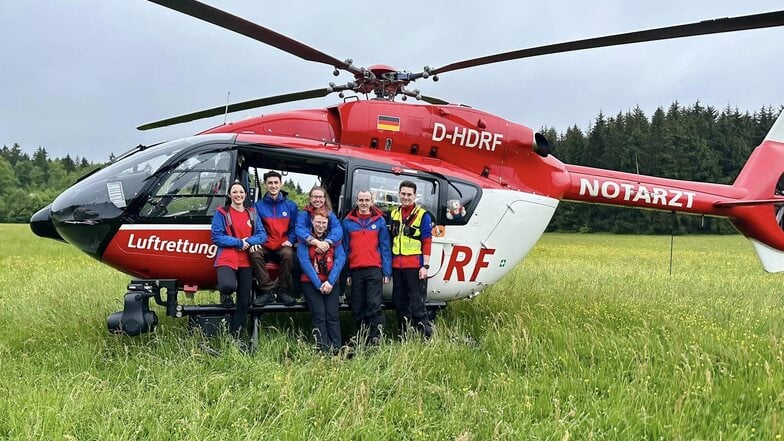 Sechs Rettungskräfte der Bergwacht "Zittauer Gebirge" sind am Dienstagabend in Lückendorf im Einsatz gewesen. Letztlich musste der Hubschrauber anrücken, um die Patientin ins Krankenhaus zu bringen.