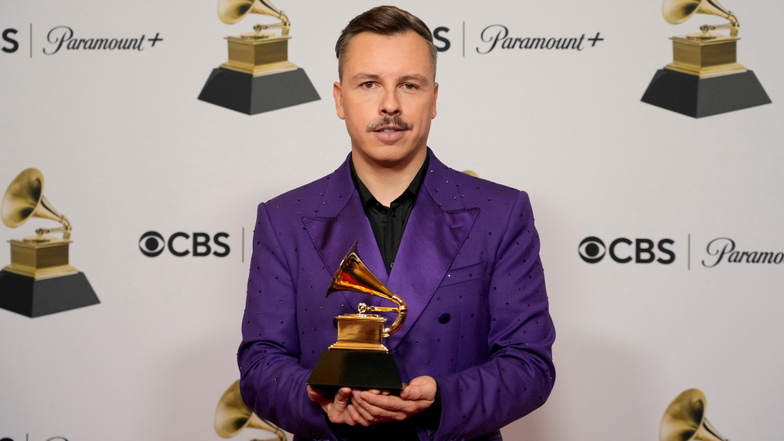 Tino Piontek am 5. Februar 2023 in Los Angeles mit dem Grammy, den er für seinen Remix des Lizzo-Songs "About Damn Time" gewonnen hat.
