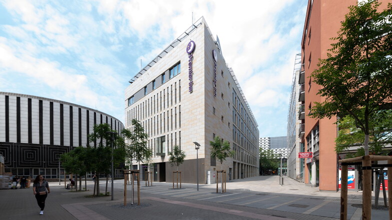 Der Eingang des neuen Premier Inn befindet sich auf dem Ferdinandplatz 14, neben dem Rundkino.