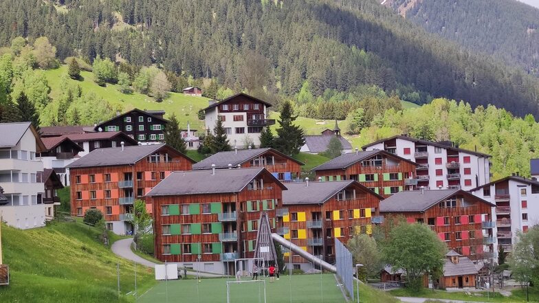 Im Reka-Feriendorf Disentis herrscht nicht nur Goldgräberstimmung. Dort wird auch verstärkt auf Nachhaltigkeit gesetzt, von der Energiegewinnung bis in die Küche.