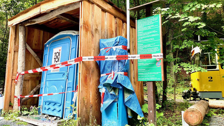 Parkplatz Nasser Grund im Kirnitzschtal: Toilette und Parkautomat sind stark beschädigt.