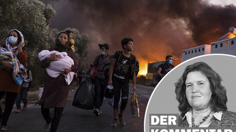 Nach dem Brand fliehen Migranten mit ihren Habseligkeiten aus dem Flüchtlingslager Moria.