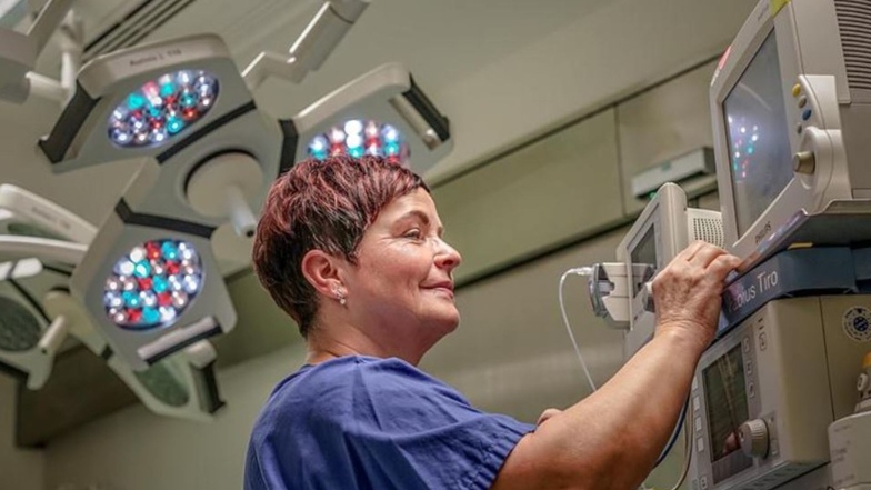 Stress in der Bautzener Notaufnahme: Krankenschwester Reinhild Kästner bereitet die Geräte vor. Der nächste Patient wartet schon. An den Oberlausitz-Kliniken steigt die Zahl der Menschen, die in der Notaufnahme behandelt werden.