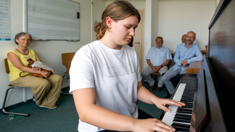 Schülerin Charlotte Wilk konnte als Erste das neue Klavier in der Zweigstelle Neustadt der Musikschule Sächsische Schweiz ausprobieren.