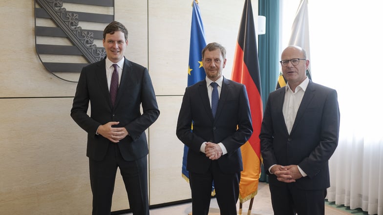 Conrad Clemens (l.) bei seiner Ernennung zum Minister - neben ihm Ministerpräsident Michael Kretschmer (M.) und Vorgänger Oliver Schenk (r., alle CDU).