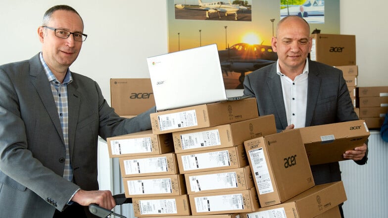 Die Bautzener Lions-Mitglieder Karsten Voigt (l.) und Steffen Roschek sind stolz darauf, dass 138 Laptops für bedürftige Schüler zur Verfügung gestellt werden können.