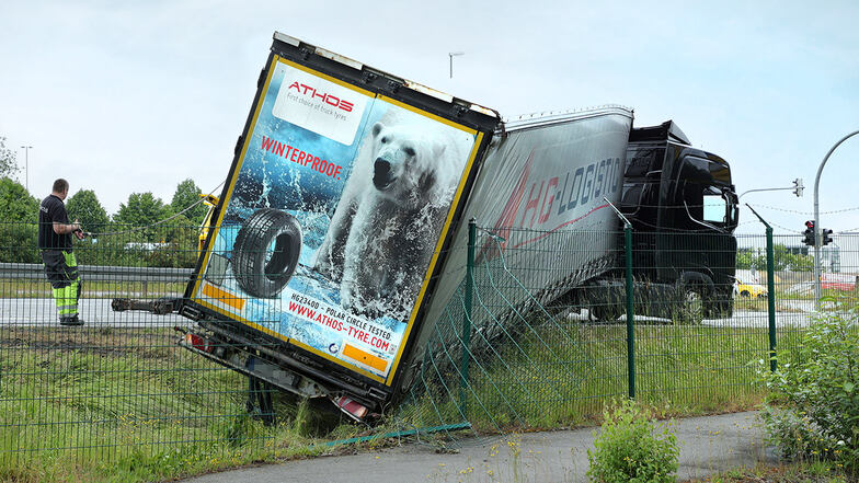 Kesselsdorf: Sattelzug rutscht vor Ampel in Zaun