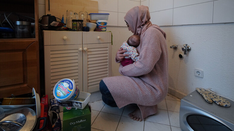 Keine Spüle, kein Kühlschrank - nach einem Wasserschaden können Sara Al Jabr, ihr Mann und die kleine Maria ihre Wohnung nicht mehr nutzen. Hilfe bekamen sie erst nach drei Wochen.