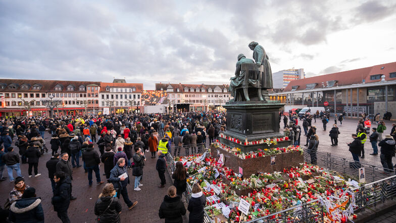 Trauernde stehen auf dem Hanauer Marktplatz