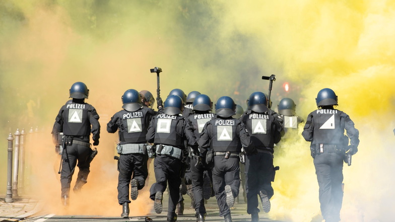 Eine Szene beim Aufstiegsspiel zwischen Dynamo Dresden und Türgücü München am 16. Mai 2021: Polizisten laufen vor dem Stadion durch den Nebel von Pyrotechnik. Dieses Jahr standen zahlreiche Randalierer vor dem Richter.