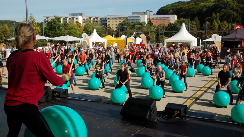100 Bälle, 100 Teilnehmer - und das beim 100. Stadtgeburtstag von Freital: Drums Alive zog auf dem Neumarkt viele Interessenten an.