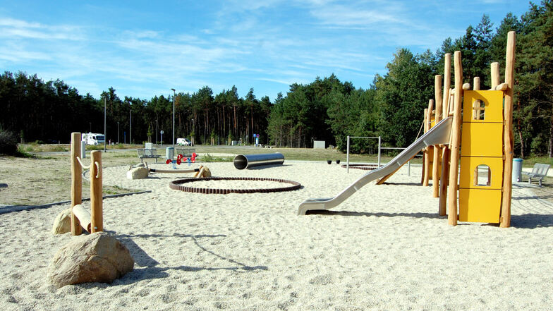 Ohne viel Federlesens ist dieser Tage der Spielplatz am Scheibe-See freigegeben worden. Gleich daneben gibt es einen ebenso neuen Volleyballplatz.