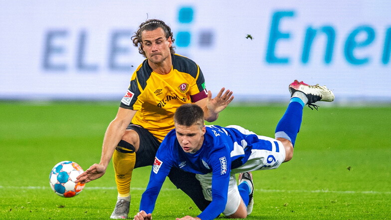 Yannick Stark und Schalkes Yaroslav Mikhailov kämpfen um den Ball.