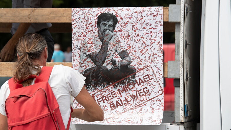 "Free Michael Ballweg" steht auf dem Plakat eines Teilnehmers der Demonstration "Uneingeschränkte Wiederherstellung sämtlicher Grundrechte". Anlaß für die Veranstaltung sind nach Aussage der Organisatoren die Corona-Schutzmaßnahmen der Länder und des Bund