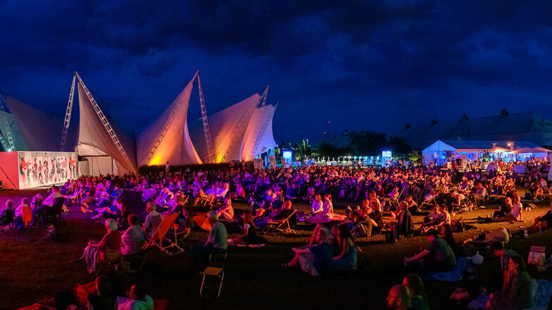 Kino unter freiem Himmel und das auch noch kostenfrei: Schaut im Palais Sommer am Ostra-Dome vorbei und genießt eine entspannte Atmosphäre.