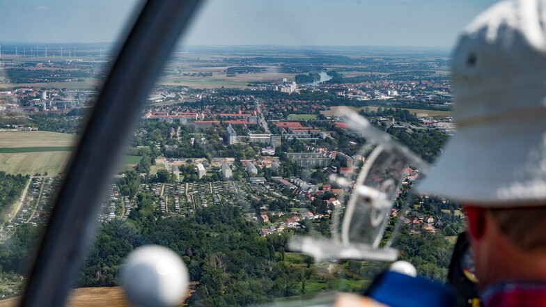 Diesen Ausblick von Canitz nach Riesa genießen die Segelflieger häufig: Im Vordergrund die Kleingärten auf dem Dimmelsberg, hinten sind Elbe und Muskator zu sehen.