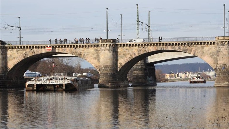 Weder vor noch zurück - am Sonntagmorgen saß ein tschechischer Schubverband unter der Marienbrücke fest.