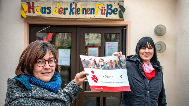 Ines Wolf (rechts) von der Sparkasse Döbeln übergibt an die Leiterin der Kita „Haus der kleinen Füße“ in Polkenberg Simone Reinhold einen Scheck für Sportgeräte und Spielzeug.