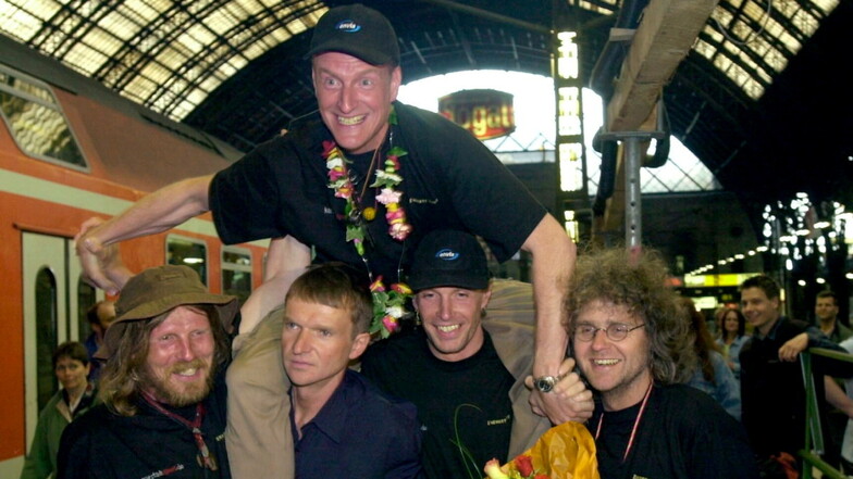 Everest-Bezwinger Jörg Stingl wird am 12. Juni 2001 von seinen Expeditionskameraden Götz Wiegand, Thomas Türpe, Olaf Zill und Frank Meutzner (v. l.) nach der Ankunft im Dresdner Hauptbahnhof auf Händen getragen.
