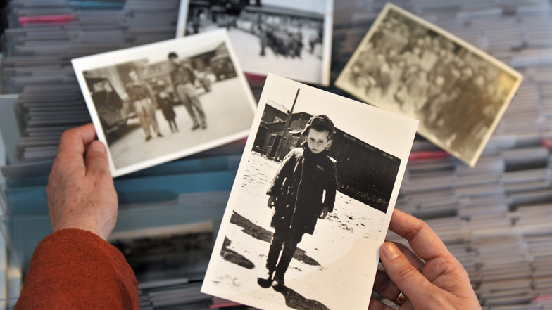 Im Archiv der Gedenkstätte Buchenwald bei Weimar betrachtet die Historikerin Sabine Stein eine Aufnahme, die Stefan Jerzy Zweig im April 1945 nach der Befreiung der Kinder im Konzentrationslager Buchenwald zeigt, aufgenommen am 30.03.2010 in Weimar.
