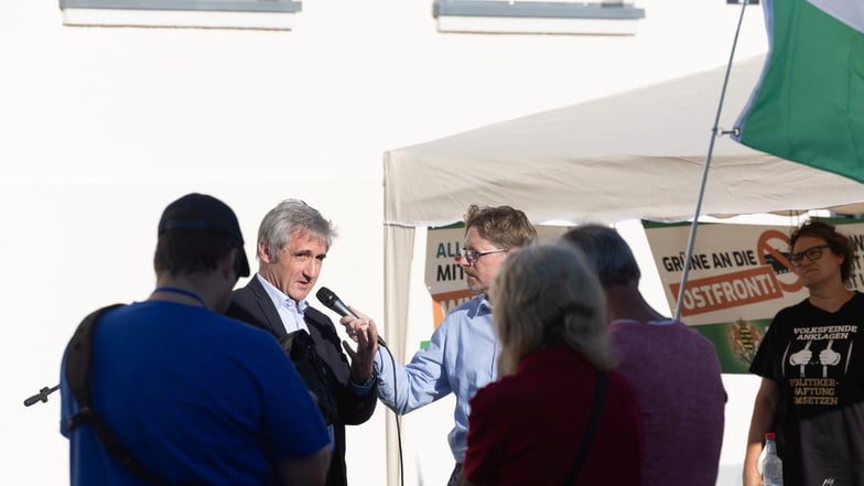 Vor dem Alberttreff hielten die Freien Sachsen eine Kundgebung ab. Sie haben im Wahlkreis keinen Direktkandidaten. Frank Richter (M.) stellte sich als Einziger freiwillig den Fragen von Peter Schreiber.