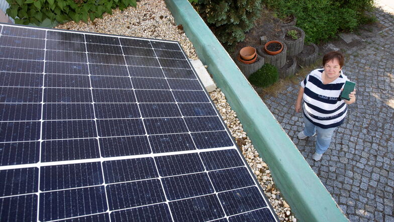 Doreen Pappritz aus Laußnitz nutzt seit Ende Mai eine Mini-Fotovoltaik-Anlage und produziert damit Strom für ihren Haushalt. Die Anlage steht auf ihrer Garage.