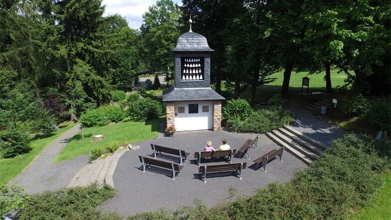 Kurpark mit Glockenspiel Der Kurpark in Bärenfels ist schön angelegt und hat als besonderen Blickfang und Ohrenschmaus das Glockenspiel in seinem Zentrum.
