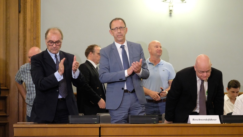 Die AfD feiert ihren Teilerfolg: Joachim Keiler, Sachsens AfD-Chef Jörg Urban und AfD-Jurist Michael Elicker (v.l.) nach der Urteilsverkündung des sächsischen Verfassungsgerichtshofes in Leipzig.