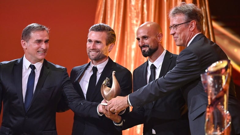Stefan Kuntz (l-r), Trainer der U21 Fußballnationalmannschaft, und sein Team, Daniel Niedzkowski, Antonio Di Salvo und Klaus Thomforde, wurden stellvertretend für ihre Mannschaft mit der Goldenen Henne ausgezeichnet.