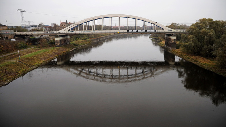 Prägt Riesas Stadtbild: die Bahnbrücke über die Elbe von der Straßenbrücke aus gesehen.