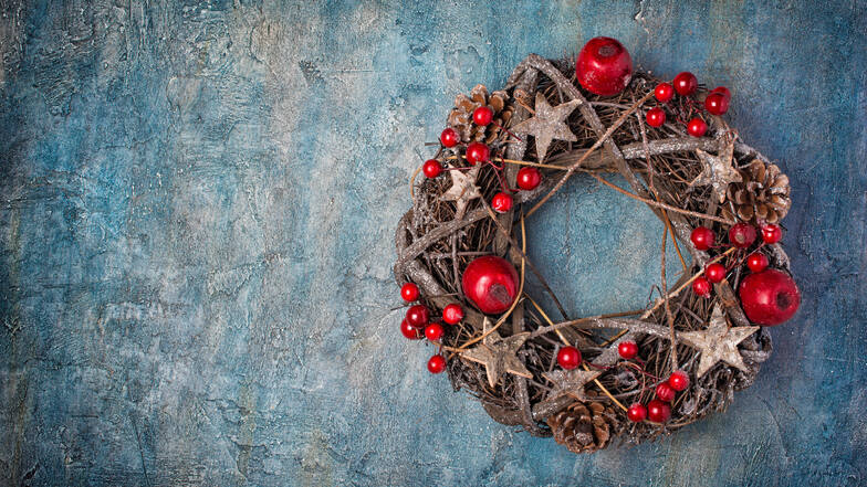 Der Kranz passend zum Weihnachtsbaum geschmückt - mit einem selbstgemachten Kranz ganz einfach möglich.