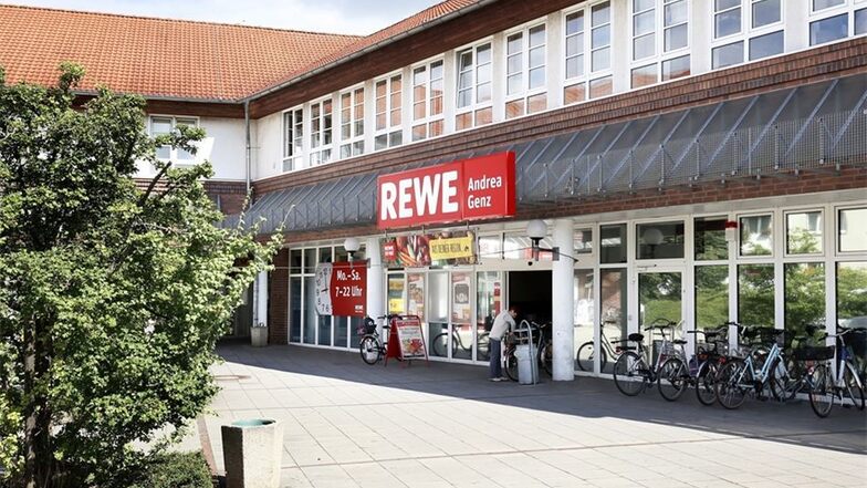 Der Riesaer Rewe-Markt an der Merzdorfer Straße: Tabak- und Süßwaren für 2100Euro, Sachschaden 1000Euro.