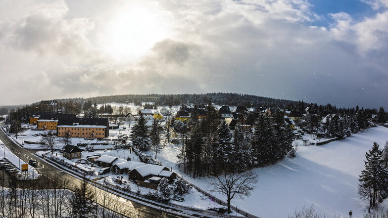 Blick über Altenberg: Frau Holle hüllte die Bergstadt noch einmal in schönes Weiß.