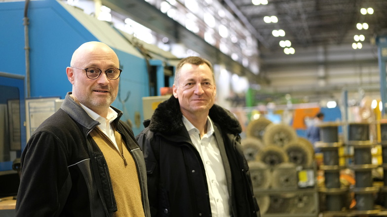 FDP-Politiker Torsten Herbst (r.) lässt sich vom Geschäftsführer des Kabelwerks Meißen, Christoph Bechtold, die Fertigungsprozesse und den neuen Maschinenpark erklären.