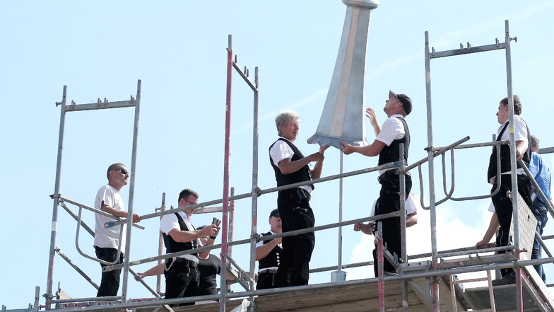 Dachdecker setzen im Sommer dieses Jahres eine Turmhaube auf das Dach des Gymnasiums Meißen.