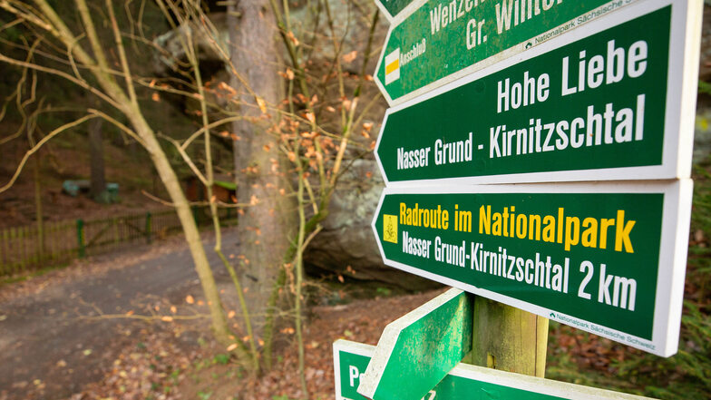 Eingang zum Wenzelweg in Ostrau: Hier ist Radfahren erlaubt. Entscheidend ist das Schild "Radroute" in gelber Schrift.