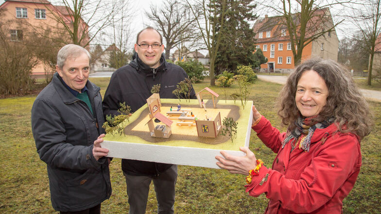 Bürgermeister Dirk Naumburger (Mitte), Eva Höppner von der Firma Künstlerische Holzgestaltung Bergmann und Peter Neunert vom Landeskuratorium ländlicher Raum sind begeistert über den künftigen Krebaer Dorfmittelpunkt.