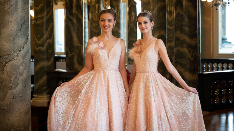 Anna-Lena und Astrid präsentieren die diesjährigen Debütantinnenkleider.