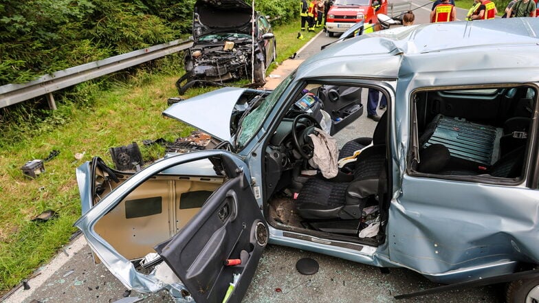 Bei einem Frontalzusammenstoß zweier Autos im Erzgebirge ist eine Frau gestorben und drei Menschen sind schwer verletzt worden.