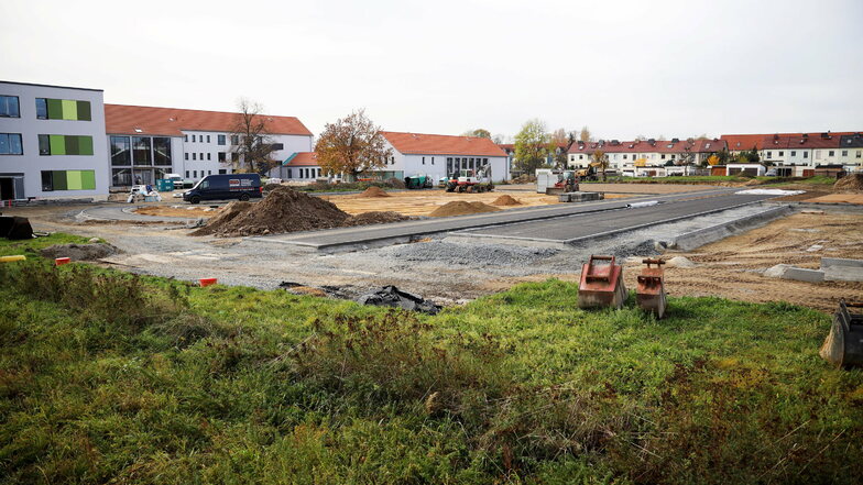 Der Um- und Ausbau der Oberschule am Merzdorfer Park ist eine der größten Riesaer Baustellen. Nun hilft Geld vom Bund, dass das Projekt trotz der Corona-Auswirkungen fertig werden kann.