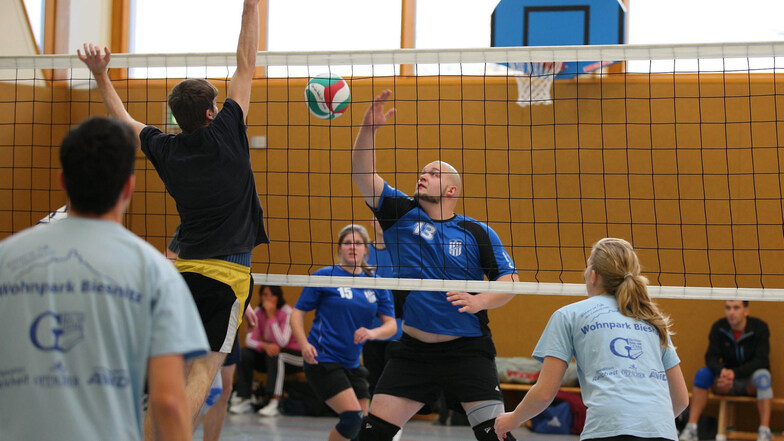 Beim Volleyball passiert es eher selten, doch ab und zu bleibt in der Turnhalle an der Heidenauer Oberschule ein Ball auf der Lampe liegen.