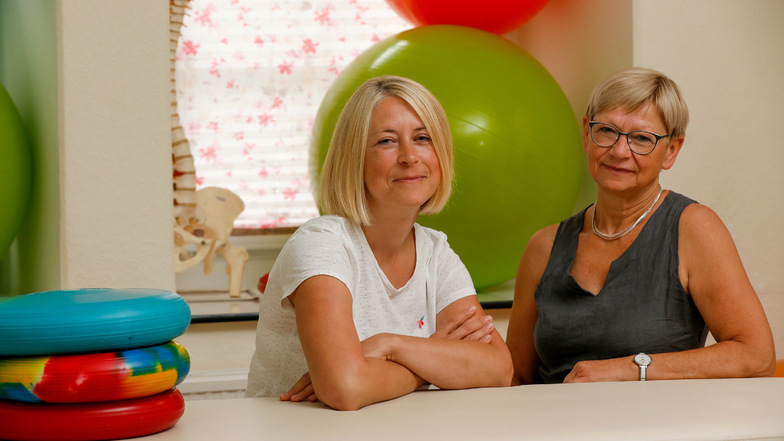 Susan Pinkert (links) hat die Physiotherapie-Praxis in der Eibauer Bahnhofstraße von ihrer Mutter Sabine Pietsch übernommen.