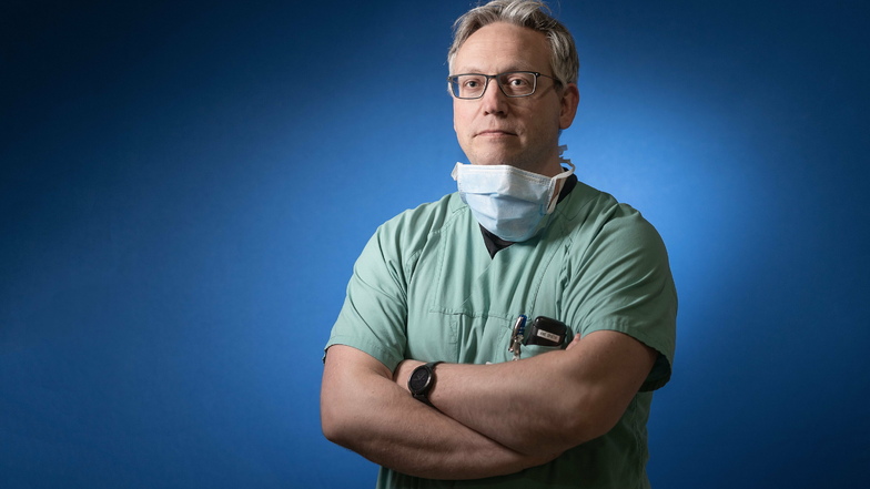 Peter Spieth, stellvertretender Klinikdirektor und Leiter der Intensivstation, hat viele Aufgaben. Gerade holt der 43-Jährige sehr oft Intensivpatienten aus anderen Kliniken nach Dresden.