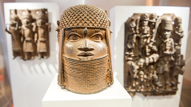 Drei Raubkunst-Bronzen aus dem Benin in Westafrika sind im Hamburger Museum für Kunst und Gewerbe in einer Vitrine ausgestellt.