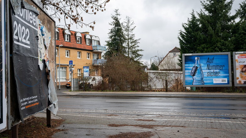 Ob die Werbetafeln (hier rechts) an der Zittauer Straße in Görlitz wettertechnisch nur günstiger stehen als die Tafel links oder ob für die hinteren Tafeln einfach nur haltbarerer Plakatkleber verwendet wurde, ist offen.