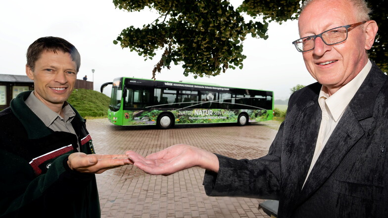 Ulf Zimmermann und Uwe Thiele (r.) werben für die Nutzung der neuen Ringbuslinie.