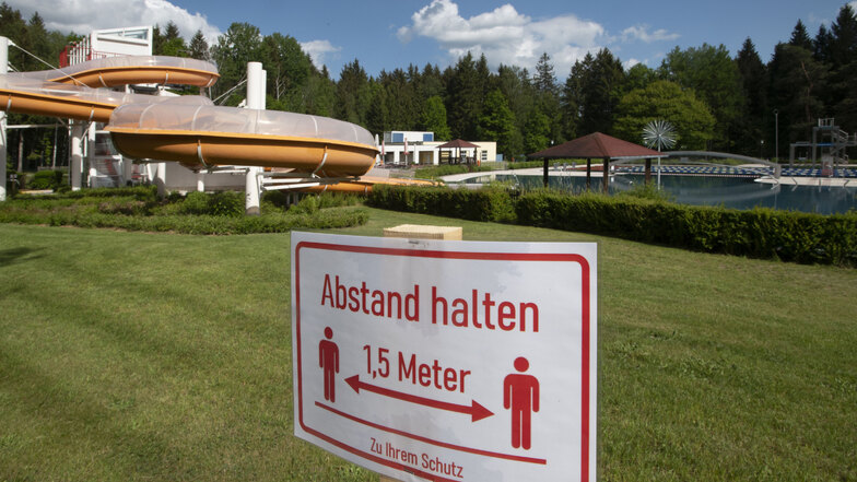 Am Sonnabend öffnet das Massenei-Bad in Großröhrsdorf. Auf der Liegewiese und auch im Wasser heißt es dann: Abstand halten.
